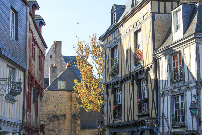 Prise de vue des façades des maisons au coeur historique du Mans