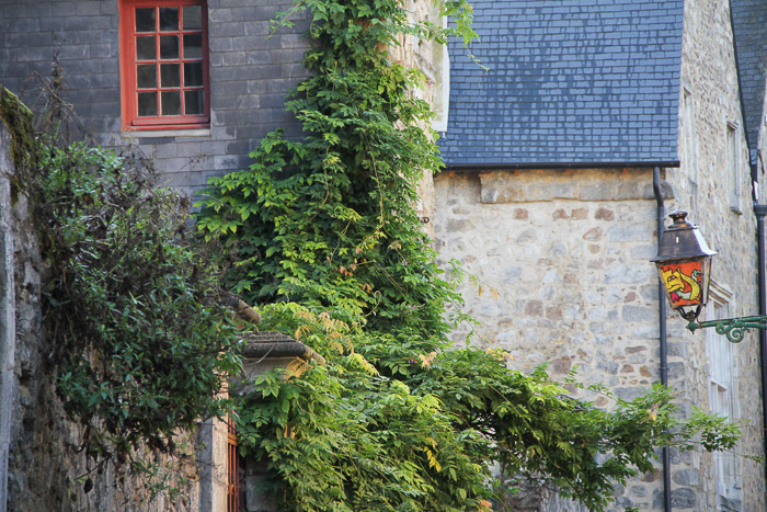 Prise de vue de la façade d'une maison au coeur historique du Mans