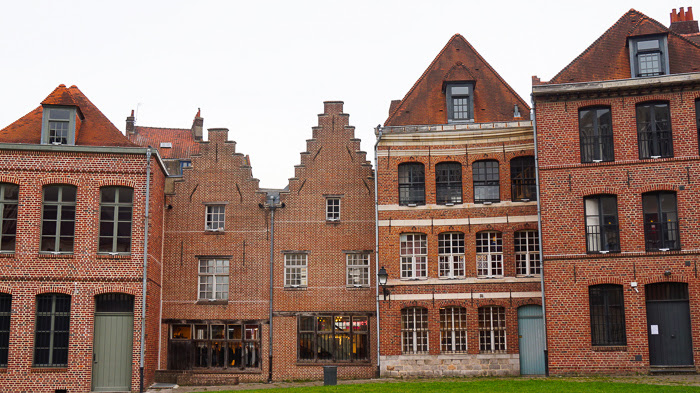 Prise de vue des façaces de briques des maisons du vieux Lille
